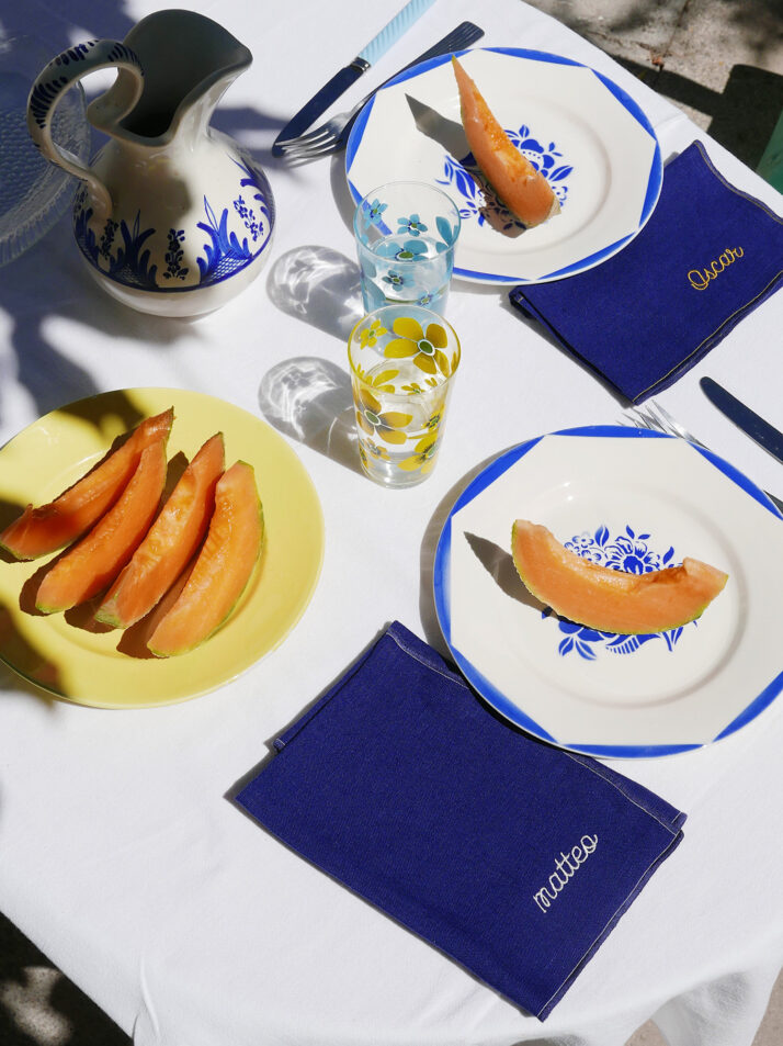 Jolie serviette de table personnalisée couleur bleu brodée a