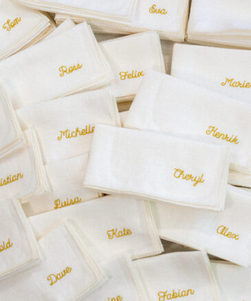 Serviettes de table Blanc Doré pour une table de mariage