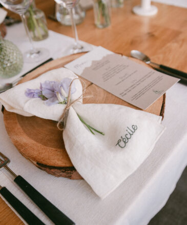 Serviettes de table Ecru brodées de vert pour une table de mariage