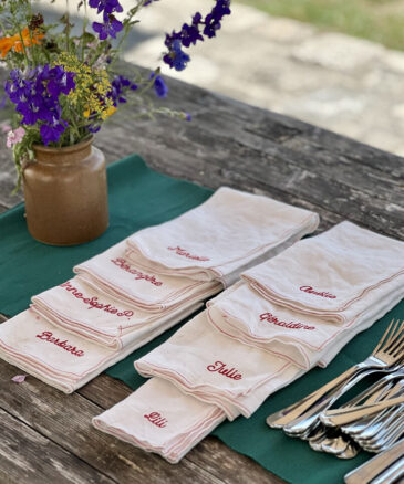 Serviettes de table Blanc Rouge pour les retraites yoga de Lili Barbery